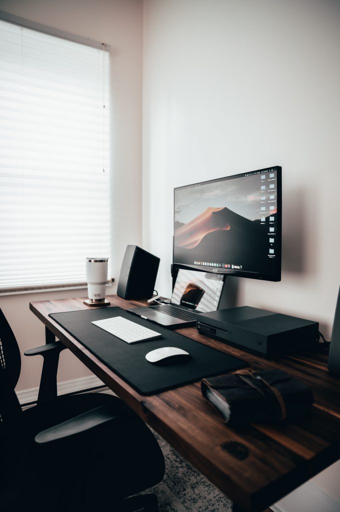 Un bureau avec ordinateur