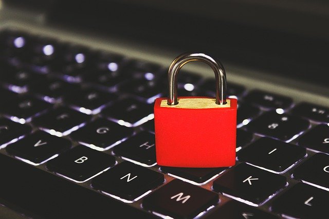 cadenas sur un clavier sécurise les données